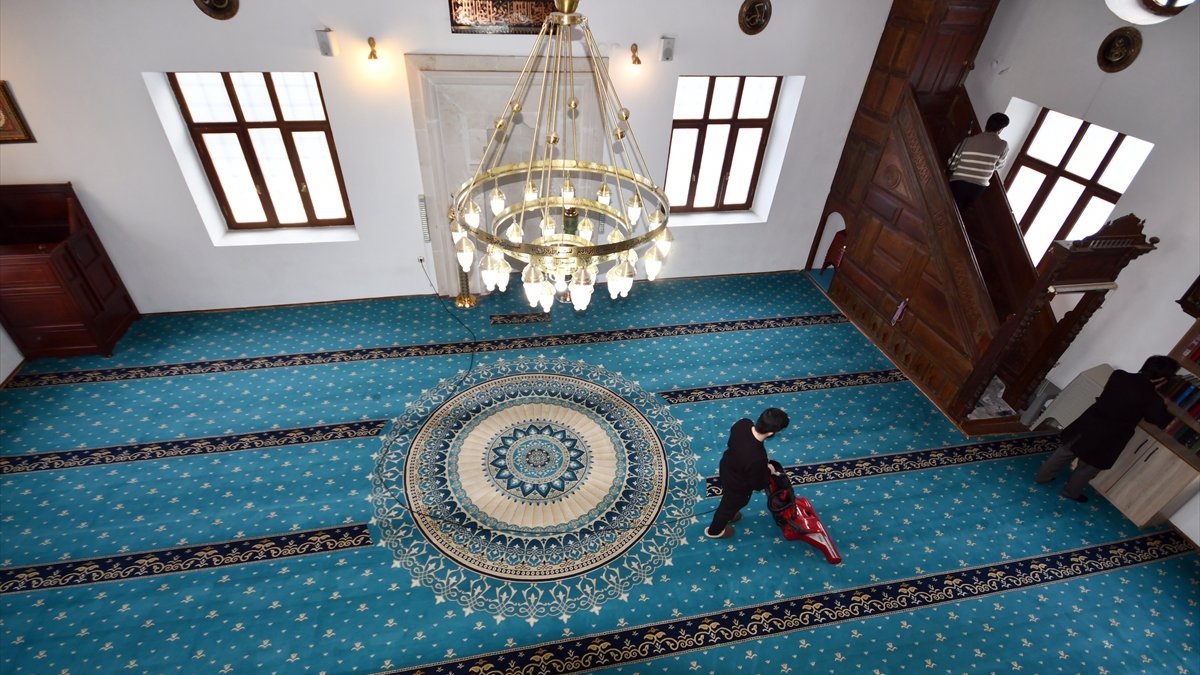 Sarıkamış'ta camiler ramazan ayına hazırlandı