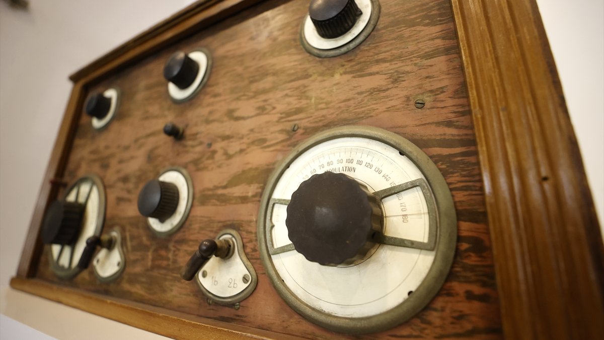 Telgraftan dönüştürülen 106 yıllık radyo ziyaretçileri geçmişe götürüyor