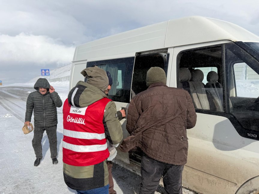 Tendürek Geçidi mahsur kalanlara Kızılay kumanya desteği 1