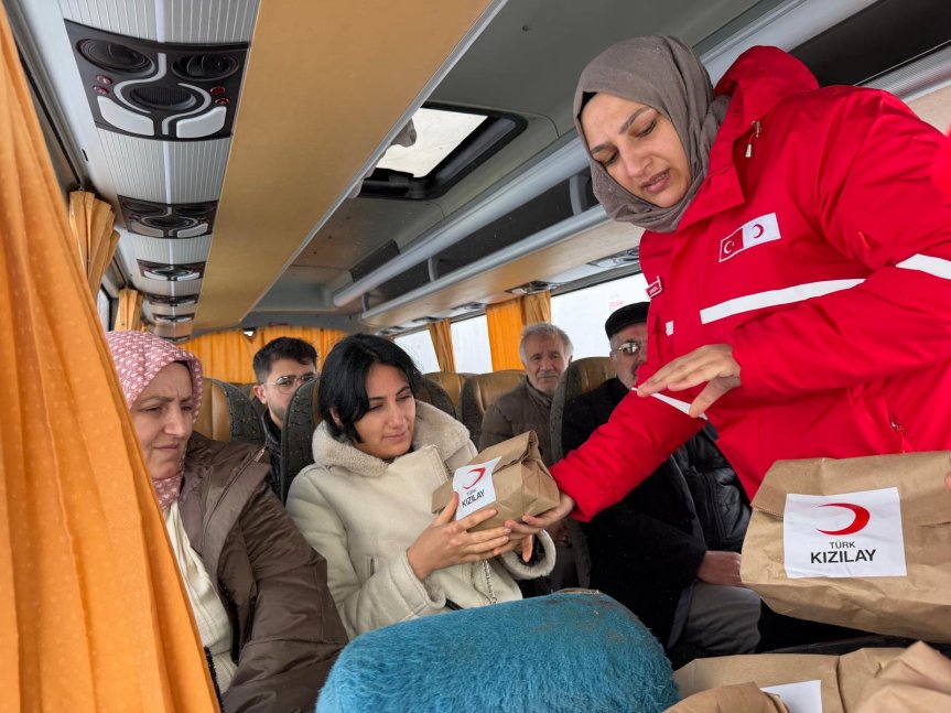 Tendürek Geçidi mahsur kalanlara Kızılay kumanya desteği 3