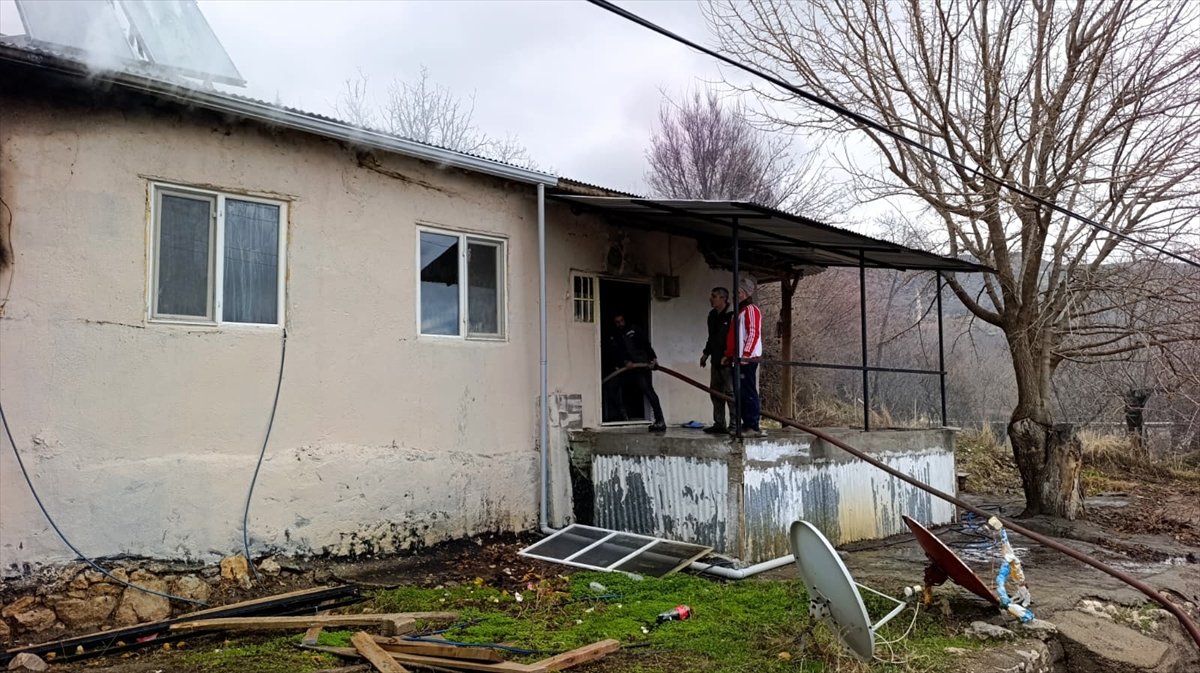 Tunceli'de tek katlı evde çıkan yangın söndürüldü