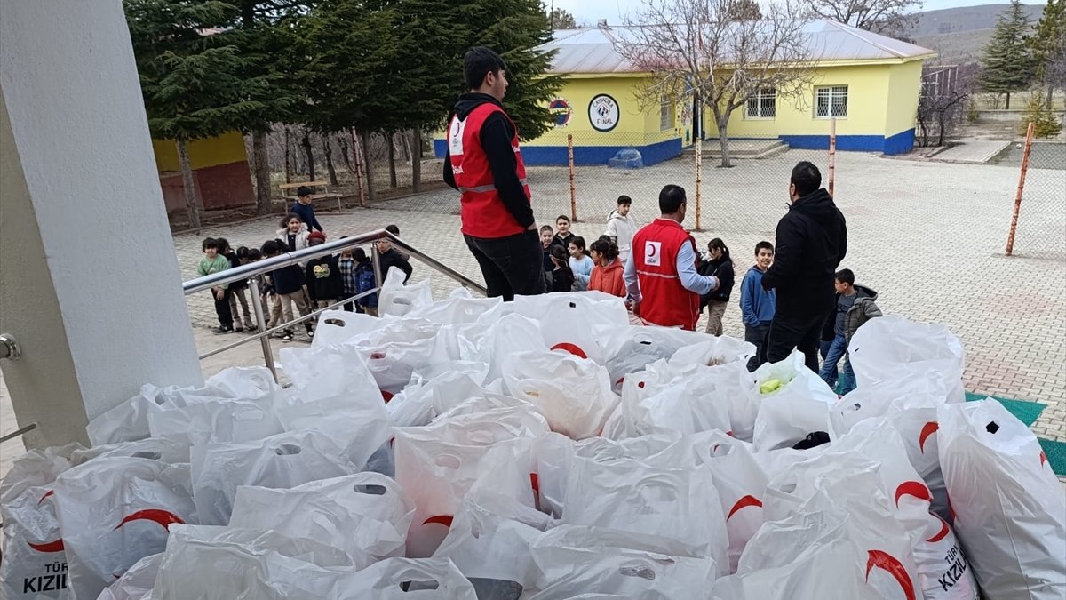 Türk Kızılay Baskil Şubesi'nden ihtiyaç sahibi öğrencilere kıyafet yardımı