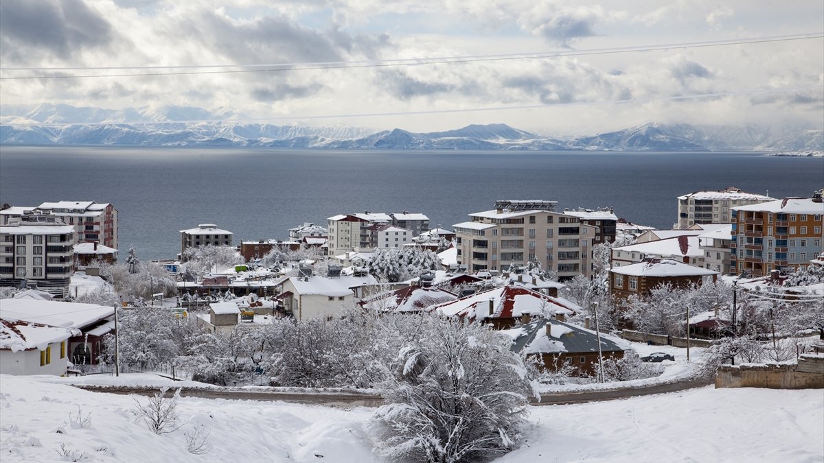 Van, Bitlis, Hakkari ve Muş'ta 1077 yerleşim birimine ulaşım sağlanamıyor