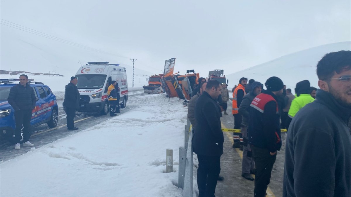 Van'da devrilen kar küreme aracındaki 2 kişi öldü
