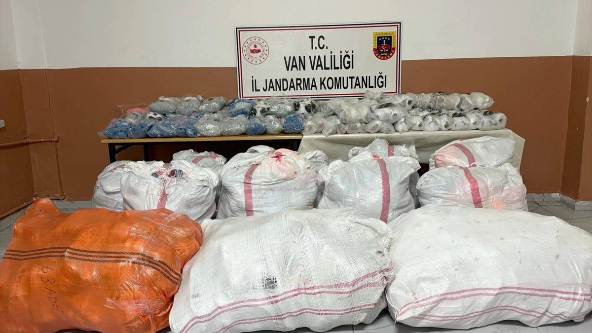 Van'da gümrük kaçağı eşya ele geçirildi