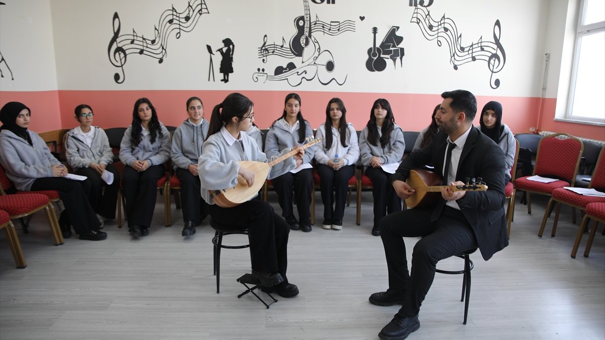 Van'da Her Öğrenci Bir Enstrüman projesiyle 178 öğrenci müzikle buluştu