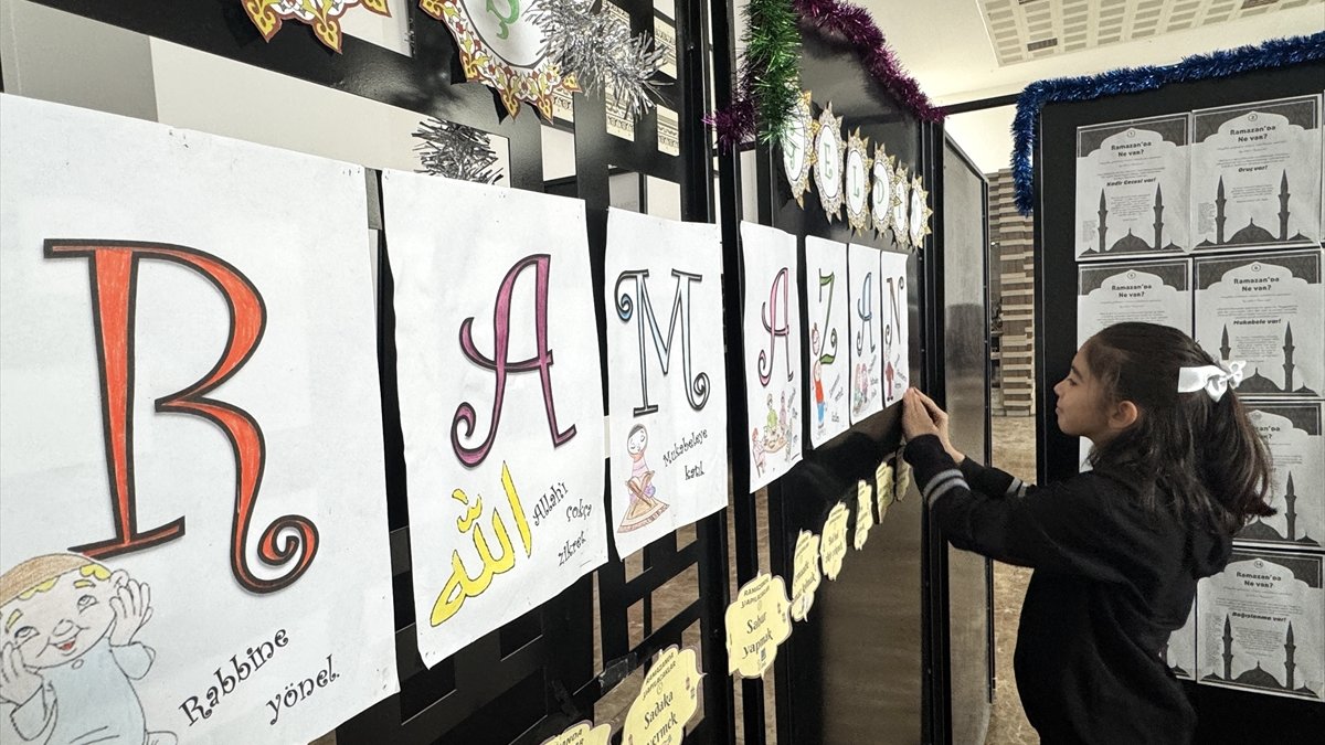 Van'da okullar ramazan için süslendi