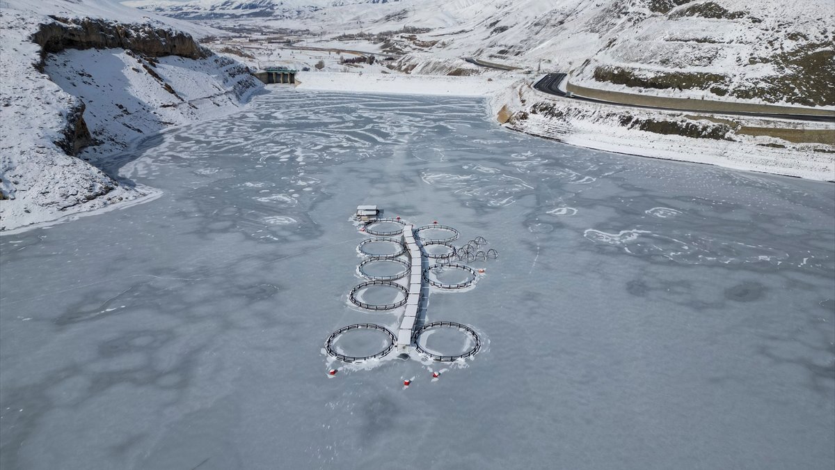 Van'da yüzeyi buz tutan Zernek Barajı dron ile görüntülendi