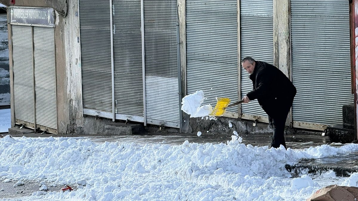 Van ve Hakkari'de 176 yerleşim yerine ulaşım sağlanamıyor
