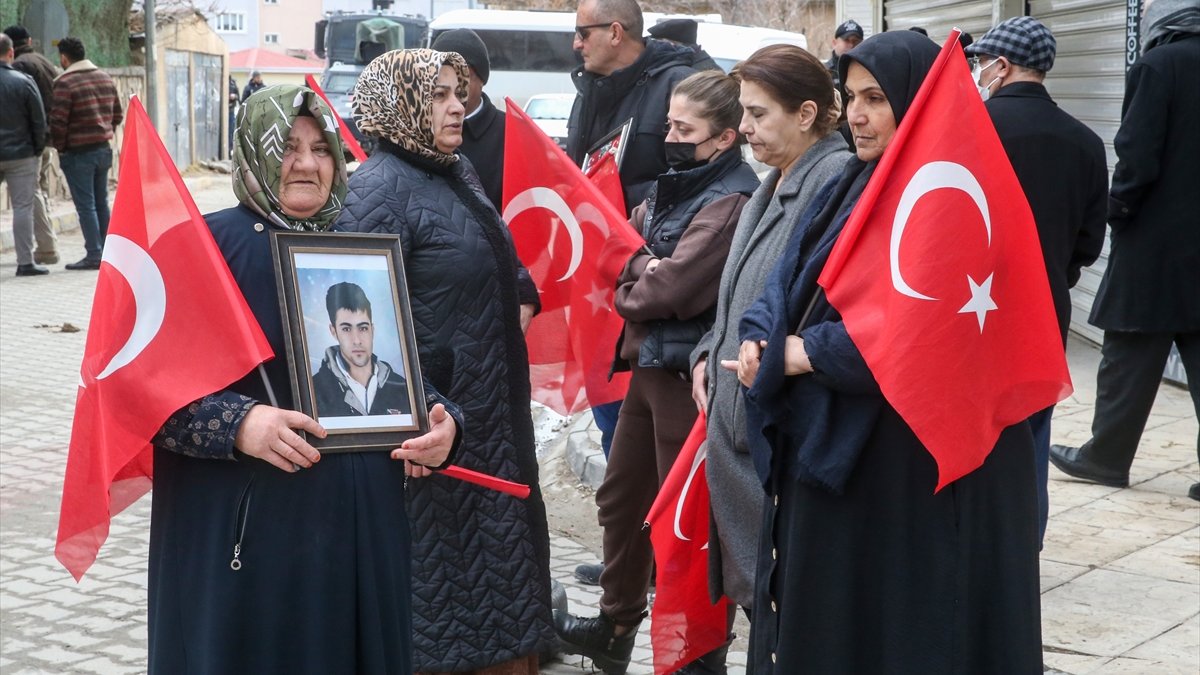 Vanlı aileler DEM Parti binası önündeki evlat nöbetini sürdürdü