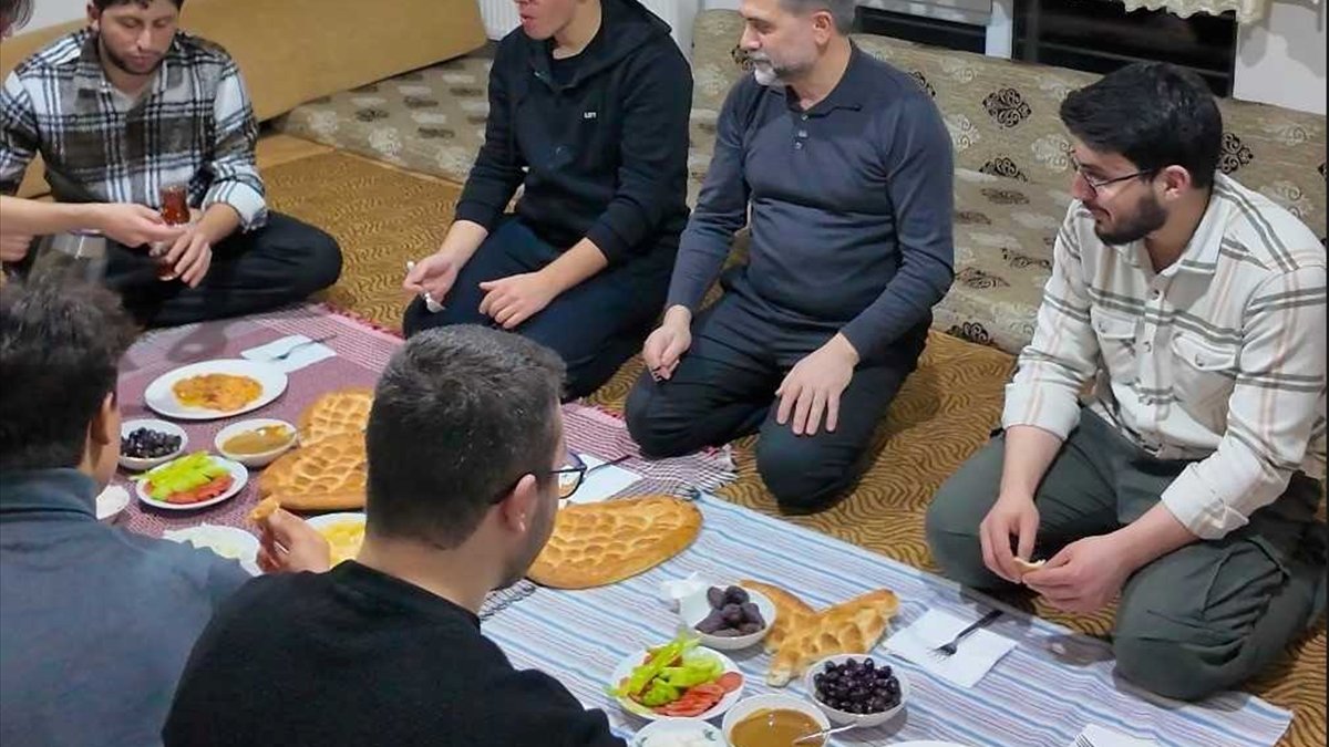 Yakutiye Belediye Başkanı Uçar, üniversitelilere evlerinde sahur sofrası hazırlıyor