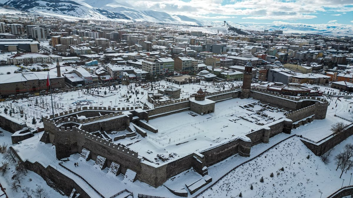 Yeniden karla kaplanan Erzurum'da güzel kış manzaraları oluştu