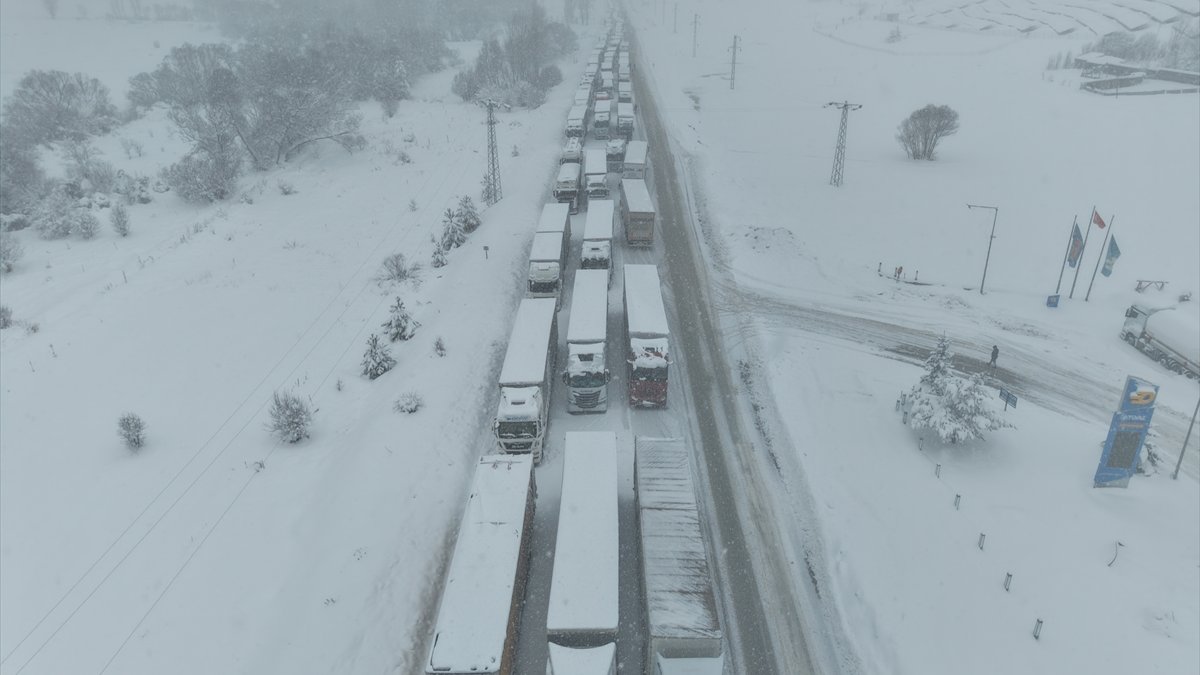 Yoğun kar yağışı nedeniyle Refahiye-Erzincan kara yolunda ulaşım güçlükle sağlanıyor