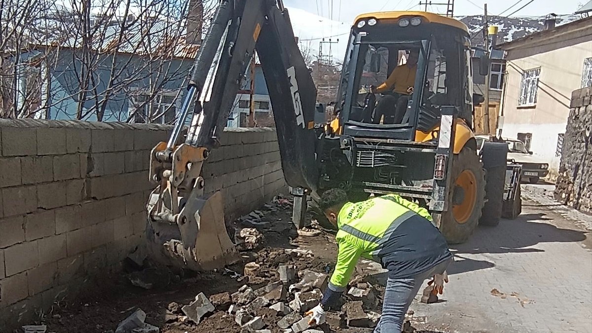 Adilcevaz'da belediye ekipleri bayram öncesi temizlik çalışması yaptı