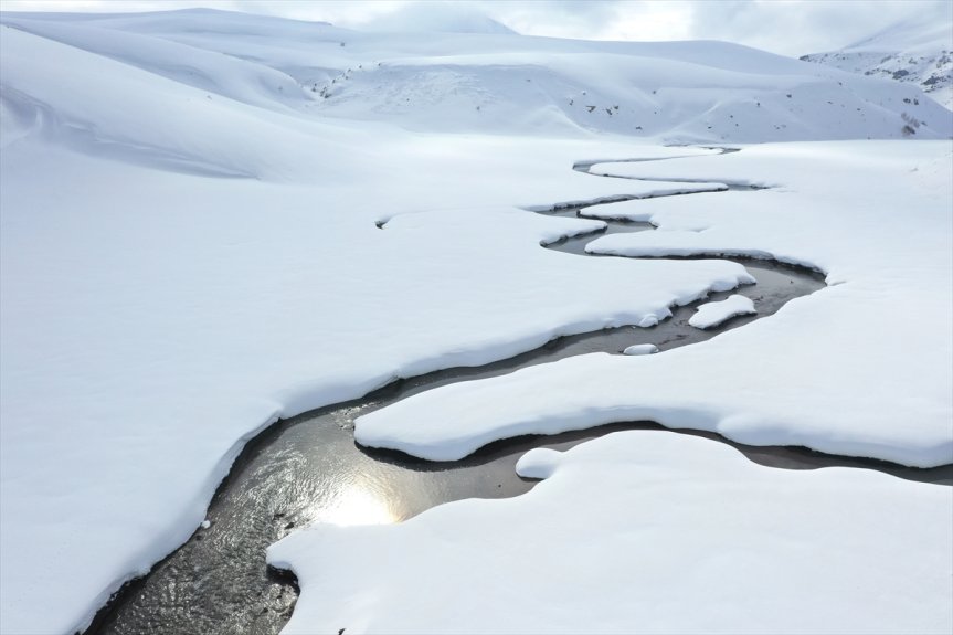 Ağrı'da karla kaplı menderesler havadan görüntülendi