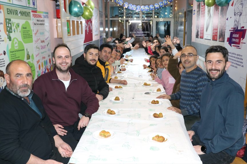 öğrencileri iftar öğretmenler köy için sofrası okulundaki hazırladı Ağrı