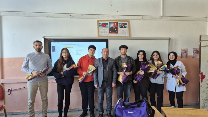 Ağrı'da lise öğrencileri öğretmenlerine çiçek hediye etti