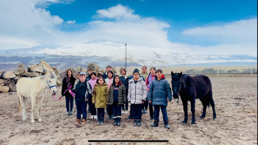 İshak ilahi Sarayı öğrenciler eteklerinde Ağrı ve Ağrı