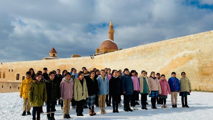 İshak Dağı ve ilahi eteklerinde söyledi Ağrı Ağrı