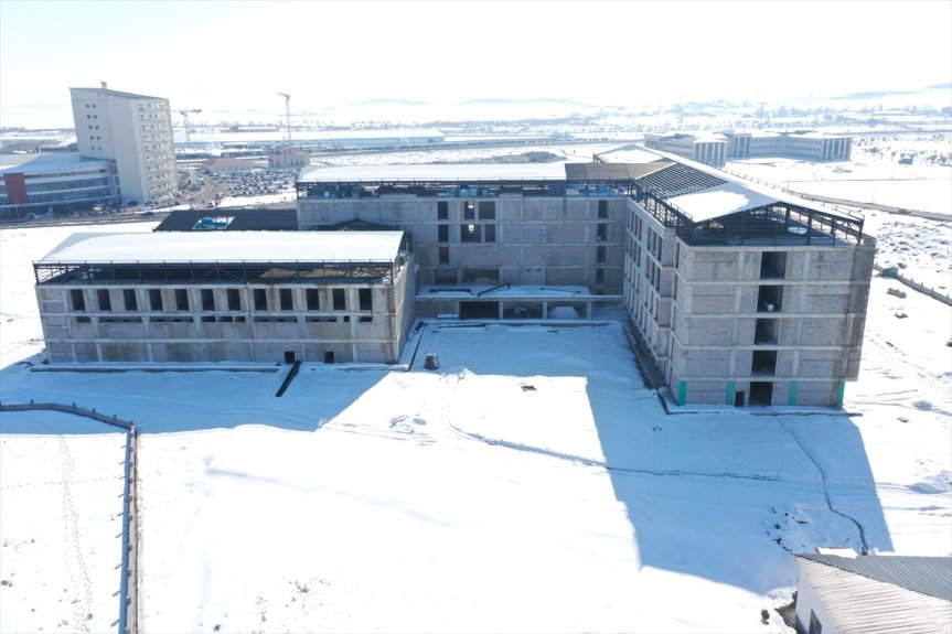 Ağrı'da sismik izolatörlerin kullanıldığı 270 yataklı hastanenin inşası sürüyor