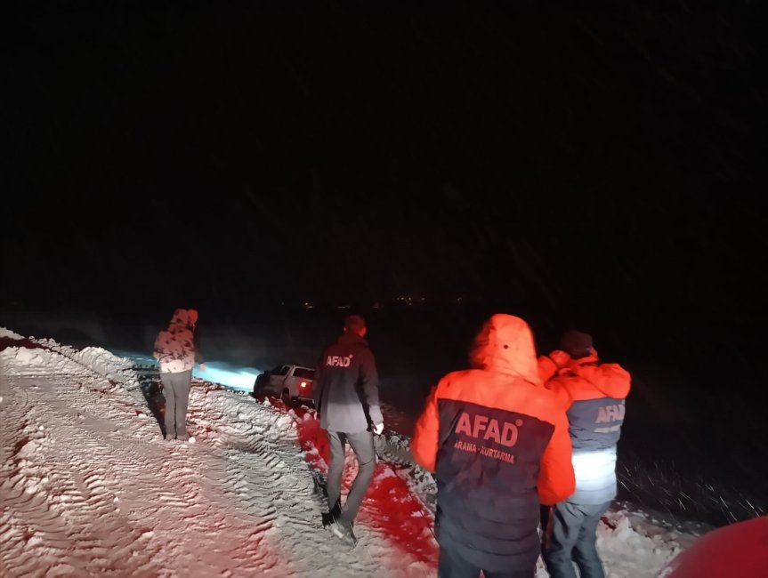 kurtarıldı tipide kişi ile içindeki kamyonet saplanan Ağrı