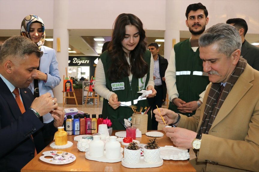 Ağrı'da YEDAM danışanlarının el sanatı eserleri sergilendi