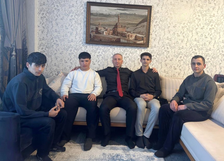 Ağrı Milli Eğitim Müdürü Kökrek, evinde öğrencilerle iftar yaptı 1