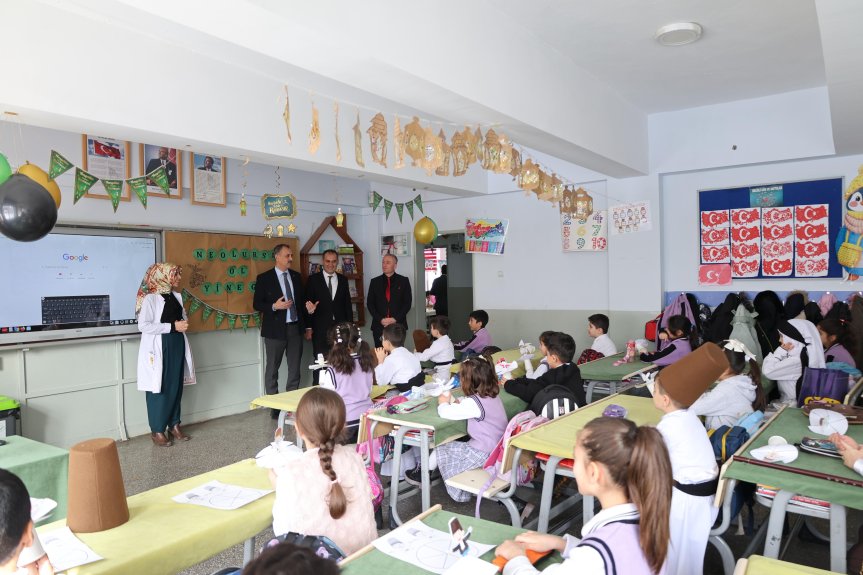 Ağrı Valisi Bozkurt, Ramazan etkinliklerinde öğrencilerle bir araya geldi 13