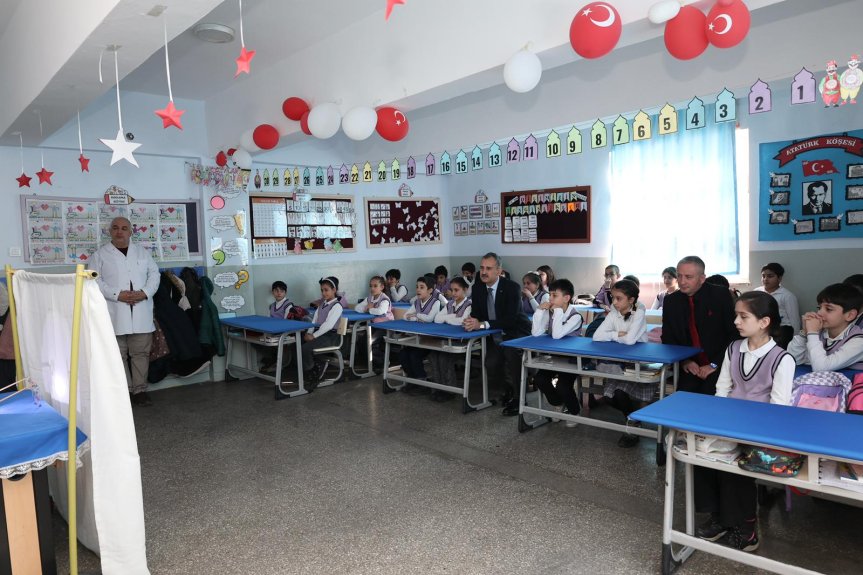 Ağrı Valisi Bozkurt, Ramazan etkinliklerinde öğrencilerle bir araya geldi 5