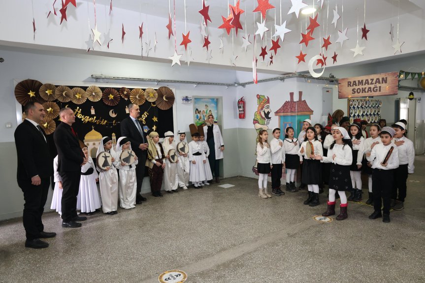 Ağrı Valisi Bozkurt, Ramazan etkinliklerinde öğrencilerle bir araya geldi 8