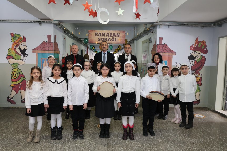 Ağrı Valisi Bozkurt, Ramazan etkinliklerinde öğrencilerle bir araya geldi 9