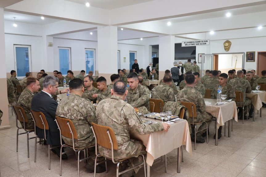 Ağrı Valisi Önder Bozkurt, 12. Mekanize Piyade Tugay Komutanlığında askerlerle iftar yaptı 2