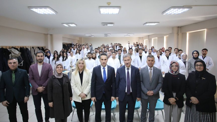 AİÇÜ Rektörü Prof. Dr. İlhami Gülçin, Eczacılık Fakültesi öğrencileriyle 1