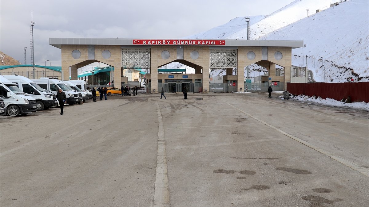 AK Parti Van Milletvekilleri Kapıköy Gümrük Kapısı'nda incelemelerde bulundu