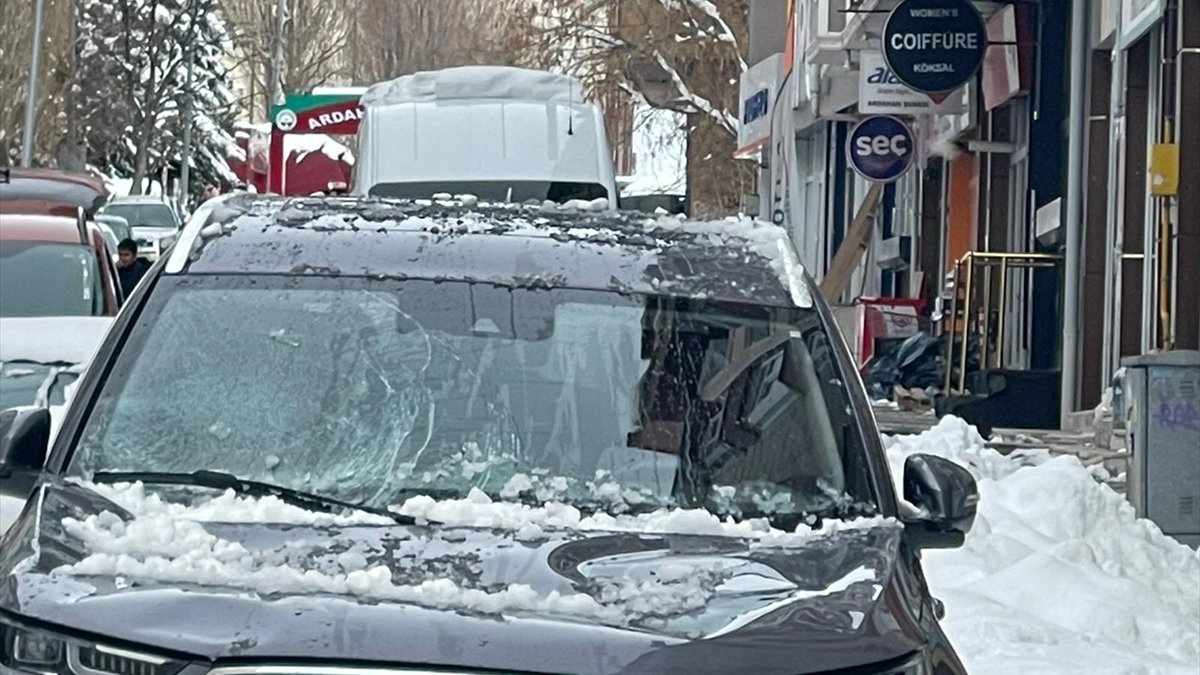 Ardahan'da üzerine kar ve buz kütlesi düşen otomobilde hasar oluştu