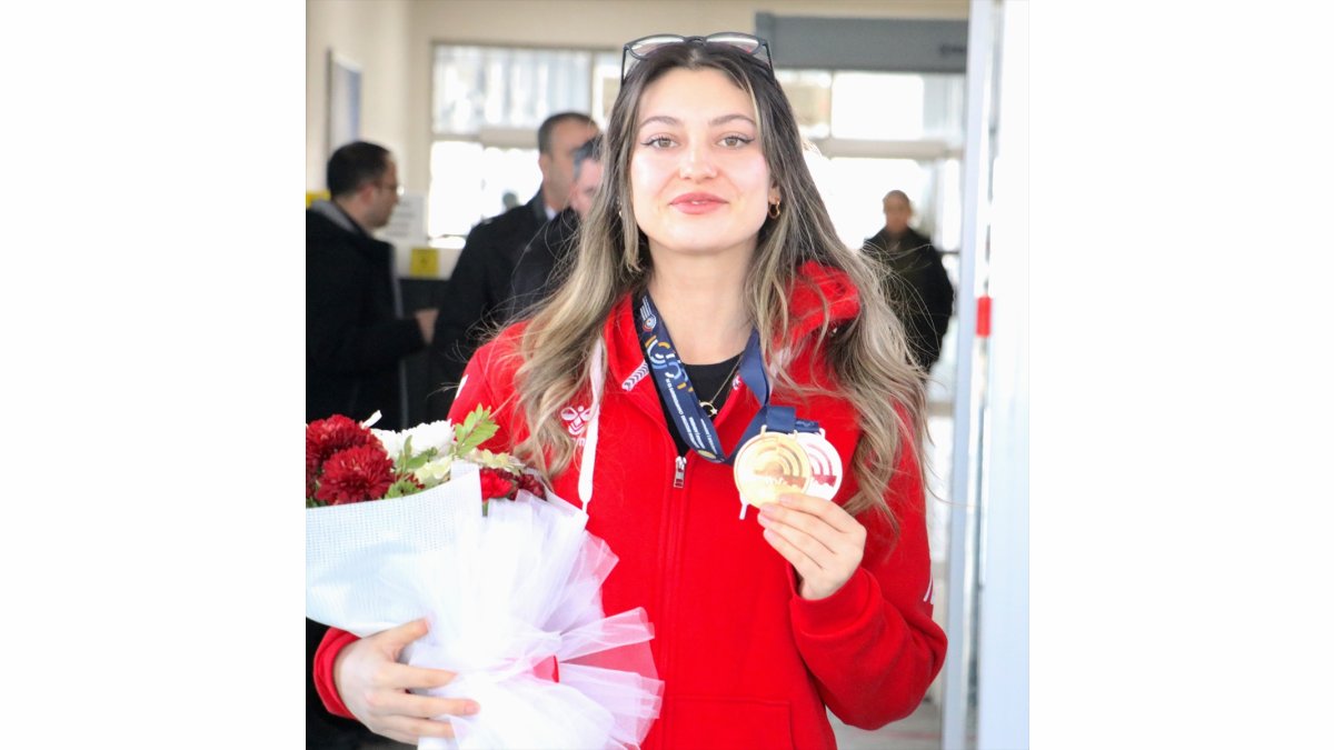Avrupa Şampiyonu milli atıcı Damla Köse, memleketi Erzurum'da çiçeklerle karşılandı