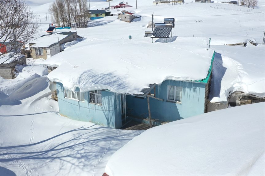 Baharda ev ve ahırların kara gömüldüğü Ağrı