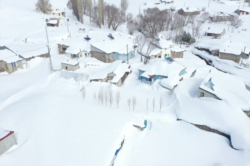 Baharda ev ve ahırların kara gömüldüğü Ağrı