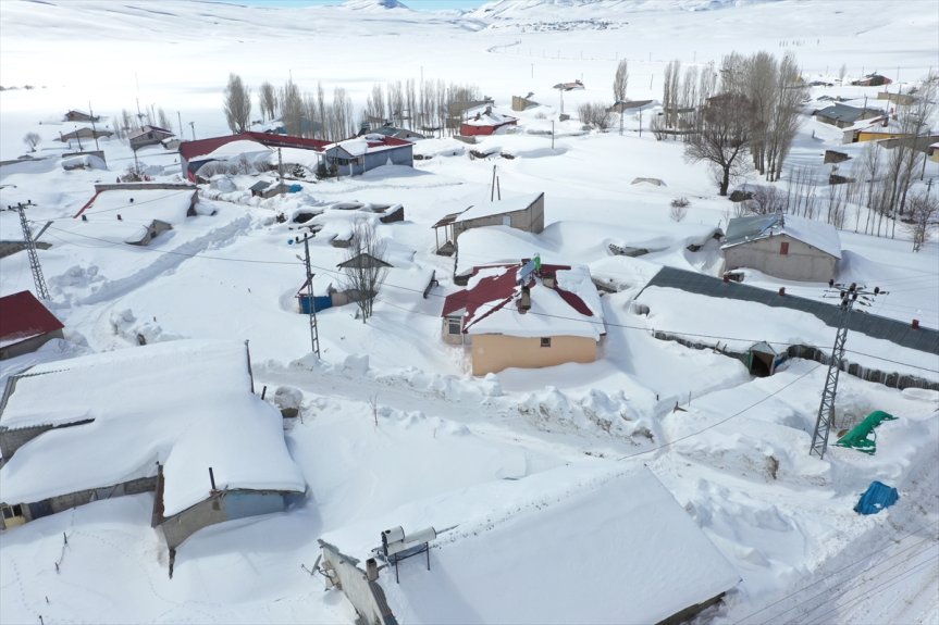 Baharda ev ve ahırların kara gömüldüğü Ağrı