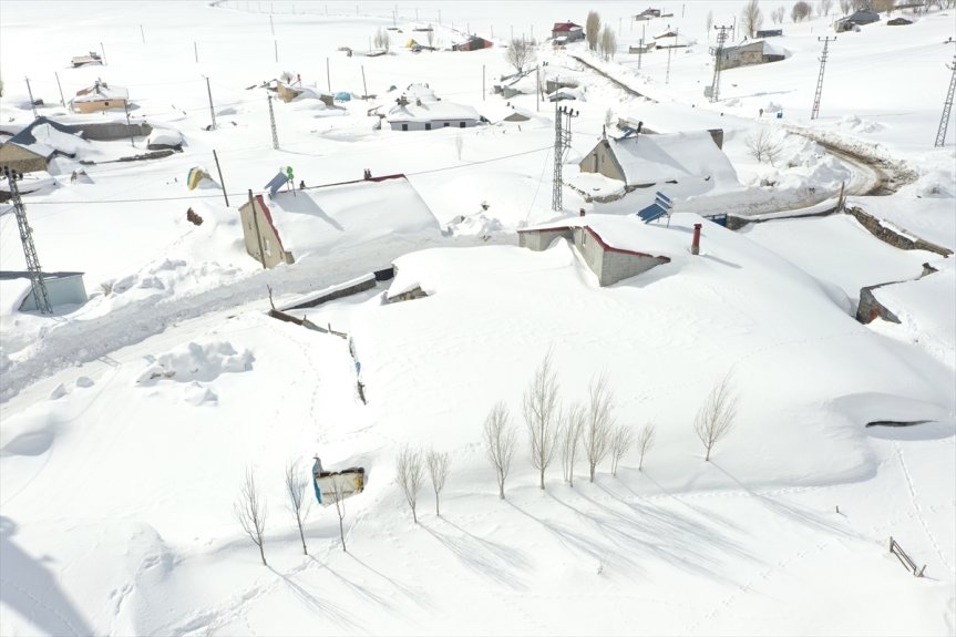 Baharda ev ve ahırların kara gömüldüğü Ağrı