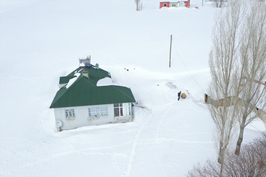 Baharda ev ve ahırların kara gömüldüğü Ağrı