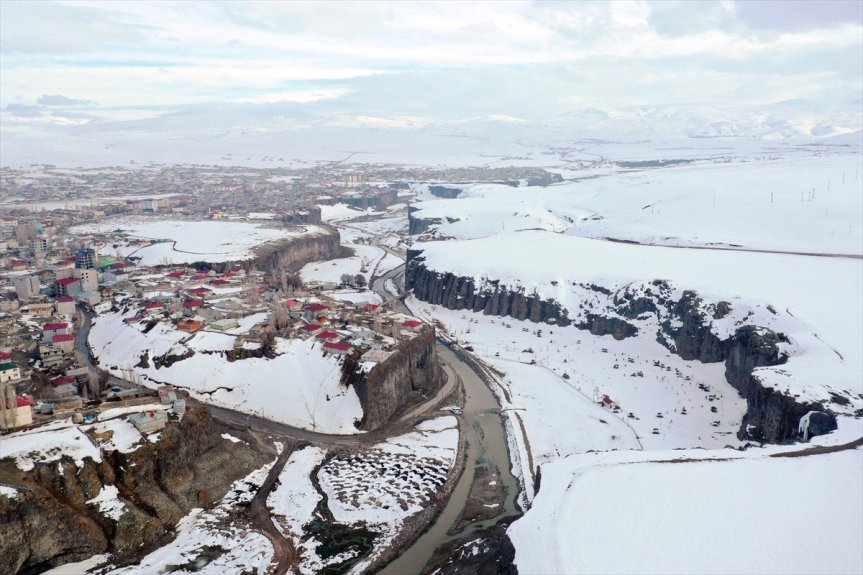 Baharda Karla Kaplanan Doğunun Ihlara Vadisi gece ve gündüz dronla görüntülendi