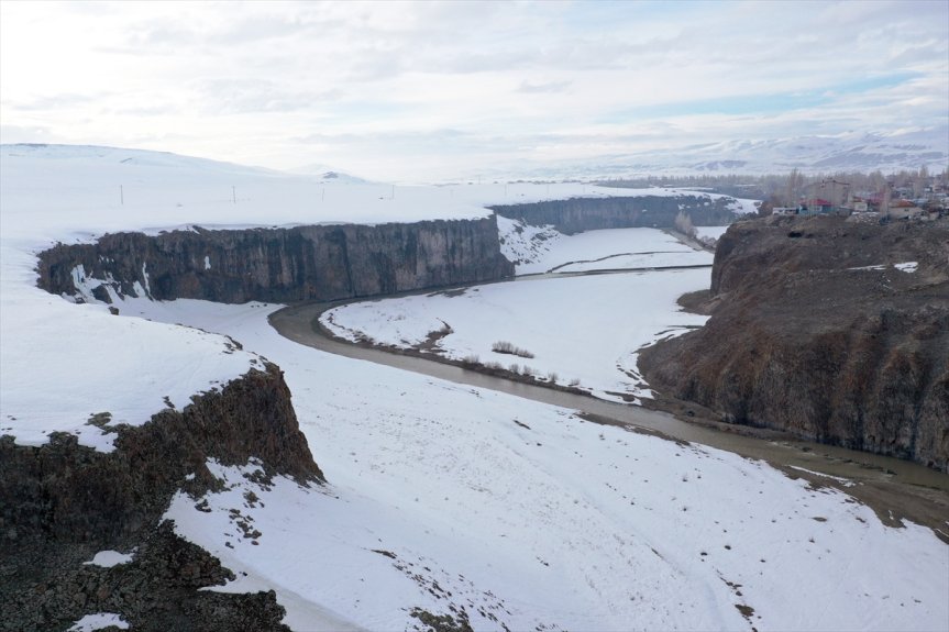Murat ve dronla Baharda karla gündüz kaplanan Kanyonu gece görüntülendi 2
