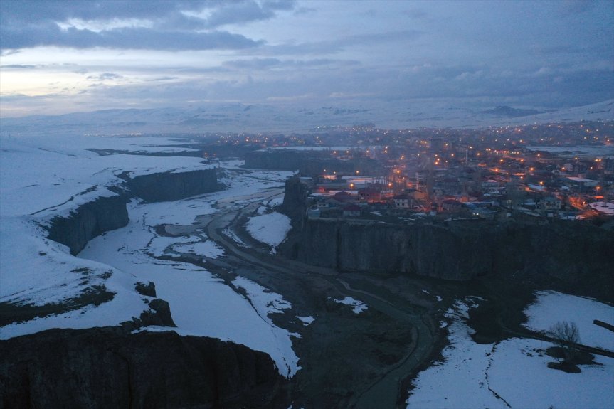 görüntülendi gece ve gündüz Kanyonu Murat Baharda karla dronla kaplanan 12