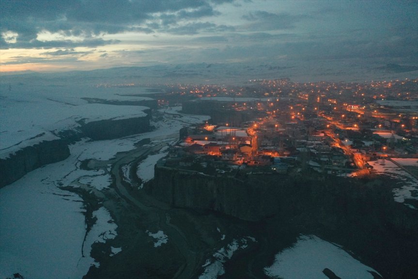 Kanyonu karla Baharda gündüz kaplanan Murat dronla görüntülendi gece ve 14