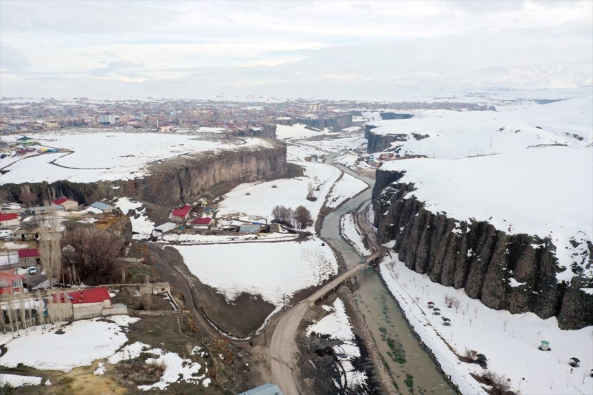 Kanyonu Murat karla dronla gündüz ve Baharda görüntülendi kaplanan gece 7