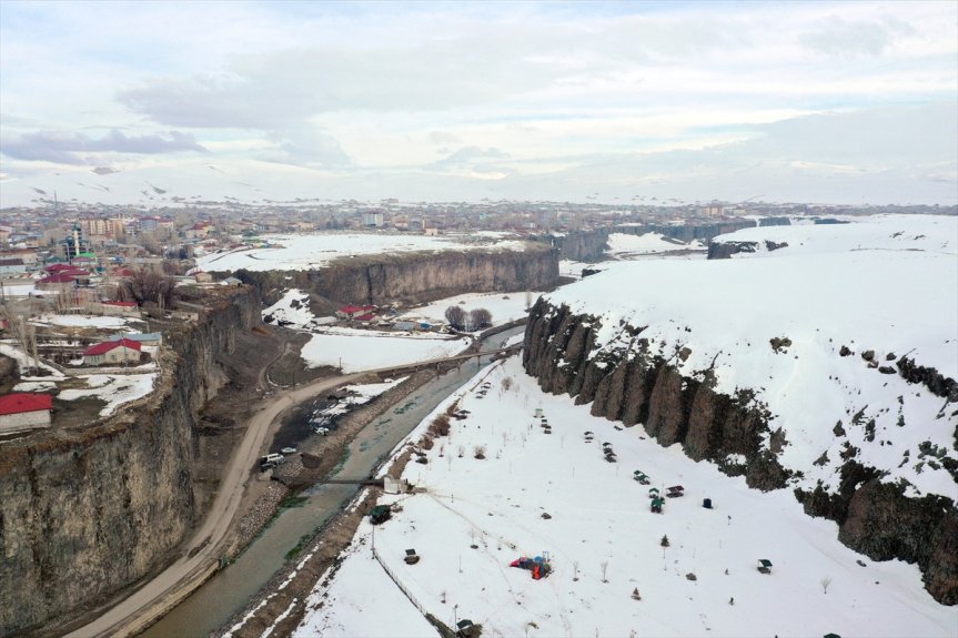gündüz ve görüntülendi dronla Baharda gece karla kaplanan Murat Kanyonu 8