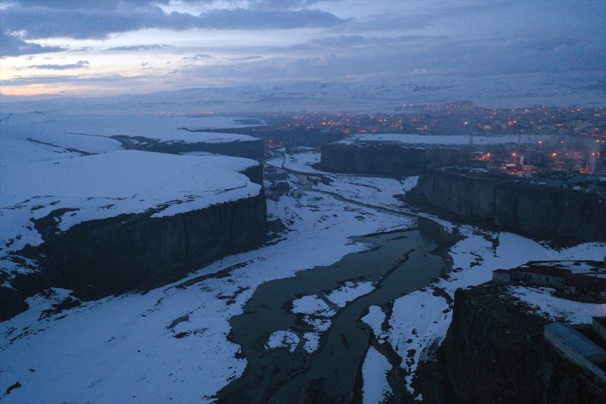 karla Kanyonu gündüz Baharda dronla gece görüntülendi kaplanan ve Murat 10