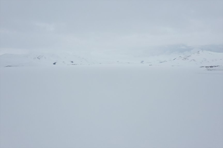 Gölü olan yüzeyi karla Baharda dronla kaplı görüntülendi Balık 6