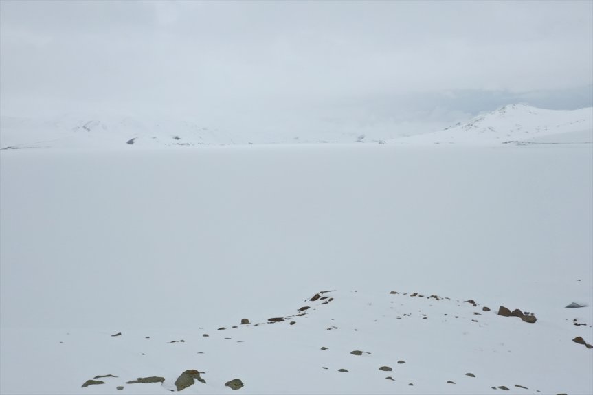görüntülendi Gölü kaplı karla yüzeyi dronla olan Baharda Balık 7